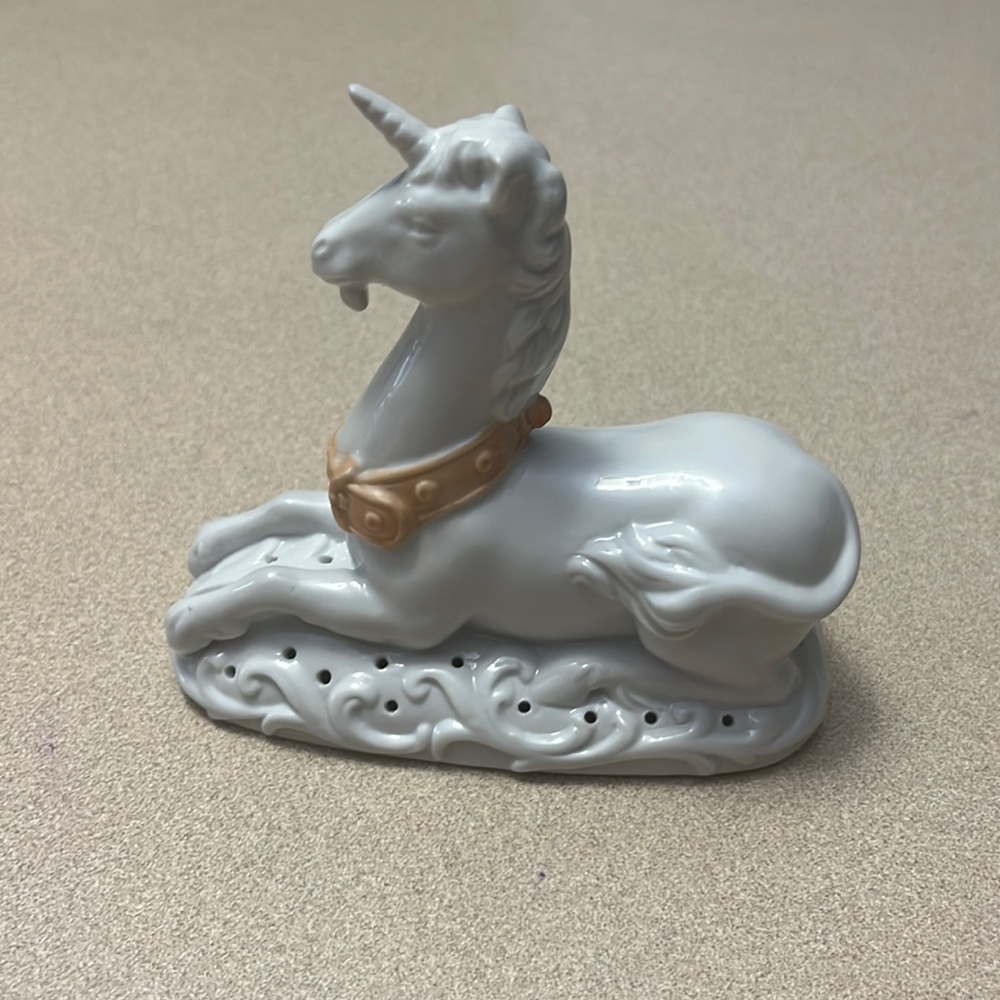 Avon Vintage The Tapestry Collection Unicorn Sachet Potpourri Figurine 1981